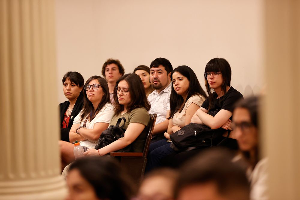 “Estoy encantado de estar acá en la Universidad de Chile, es una universidad famosa y es un gran centro de diseño de mercados, un placer enorme estar acá”, señaló el académico visitante en su charla. 
